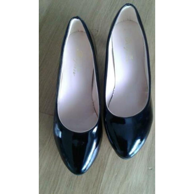 Zwarte lak pumps maat 38