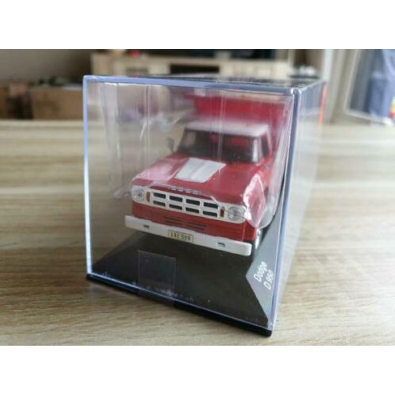 Dodge D 950 rood 1:43 ( whitebox)