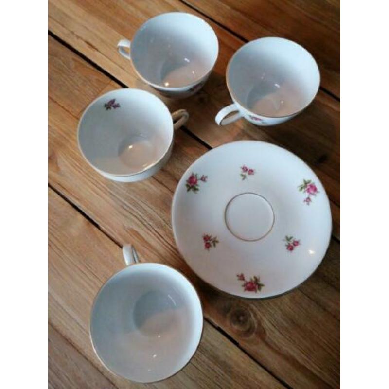 Brocante bordjes schaaltjes en kopjes bloemetjes