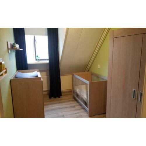 Complete babykamer, 4 delig. Ledikant, kast, commode, plank