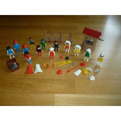 Vintage Playmobil. 1974. Waterput, poppetjes, stoelen.