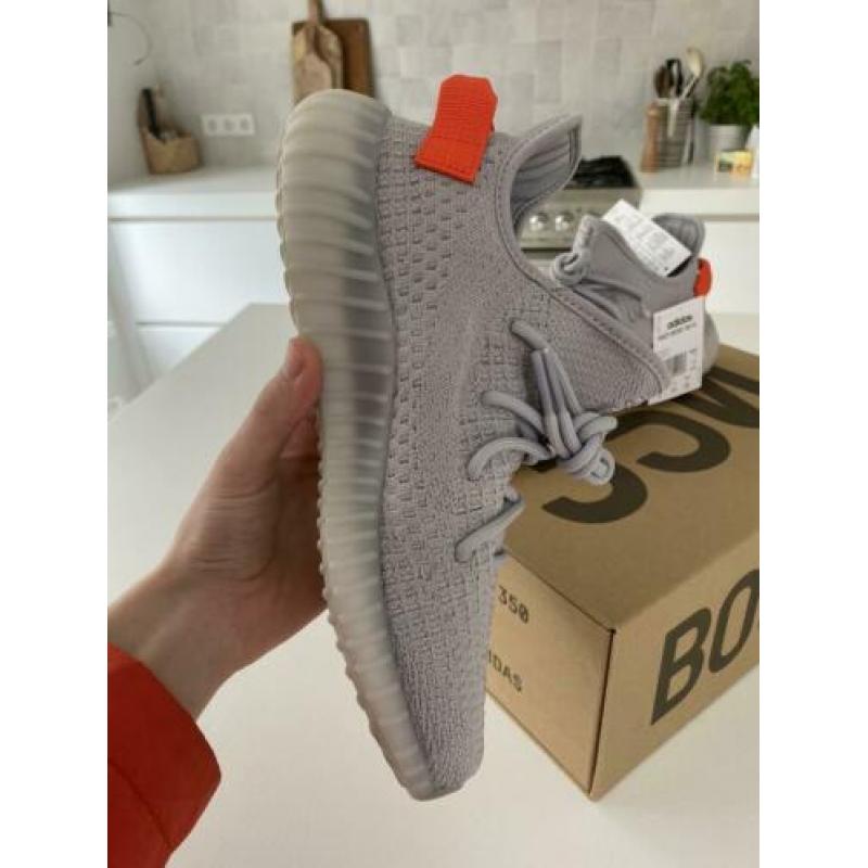 Yeezy boost 350v2 Tail light