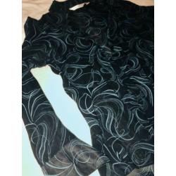 Zwart met groen design. Blouse transparant Maat L