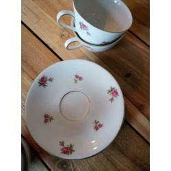 Brocante bordjes schaaltjes en kopjes bloemetjes