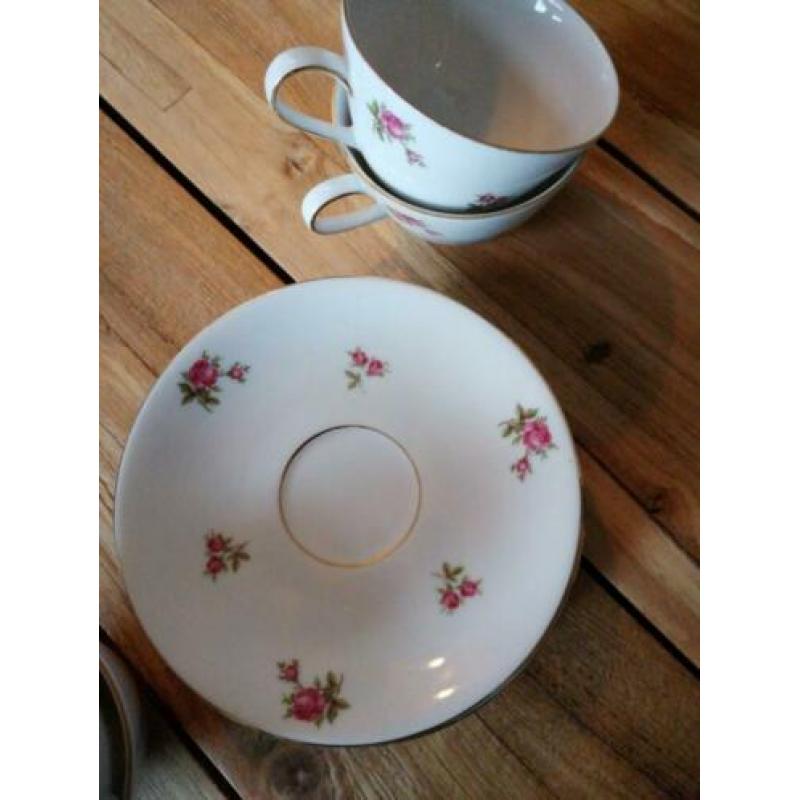Brocante bordjes schaaltjes en kopjes bloemetjes