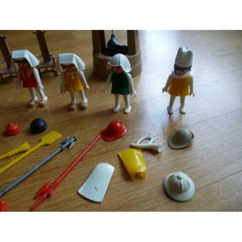 Vintage Playmobil. 1974. Waterput, poppetjes, stoelen.