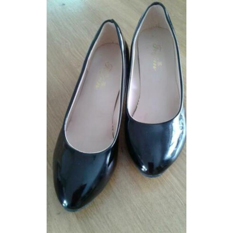 Zwarte lak pumps maat 38