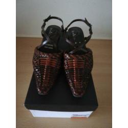 Bruine schoenen met klein hakje van LA Mia, mt 37