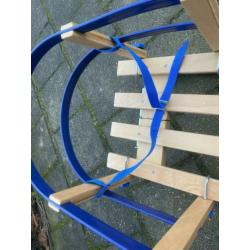 Houten slee met afneembare rugleuning (is op te vouwen!!)