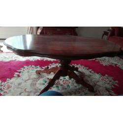 Ovale salon tafel