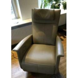 Prominent Sta op stoel van leer