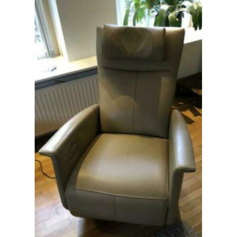 Prominent Sta op stoel van leer