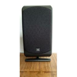 Denon receiver inclusief 5.1 JBL set en Yamaha subwoofer.