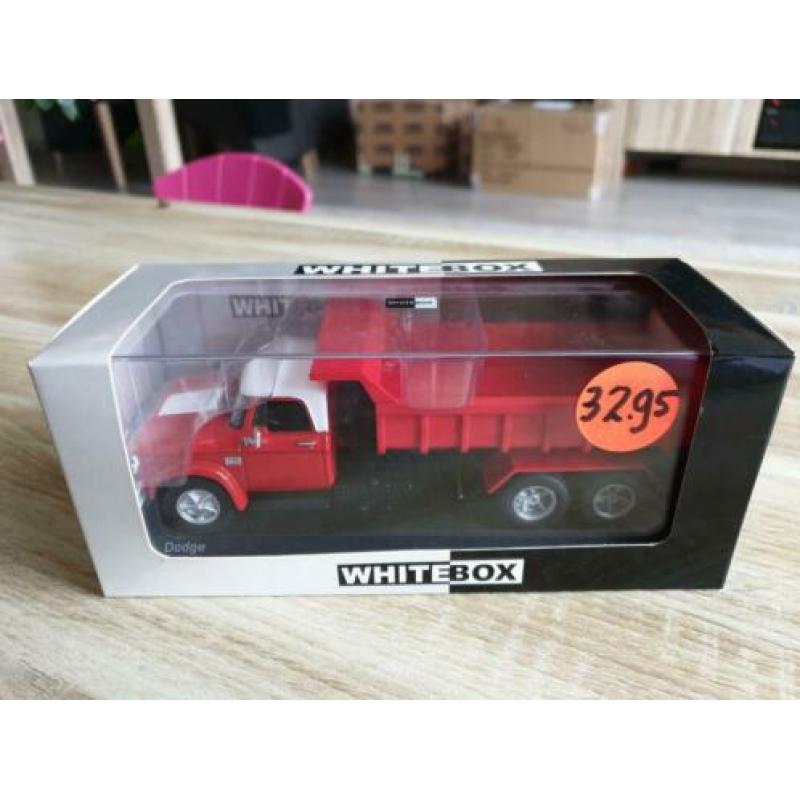 Dodge D 950 rood 1:43 ( whitebox)