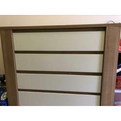 Commode kast met plank