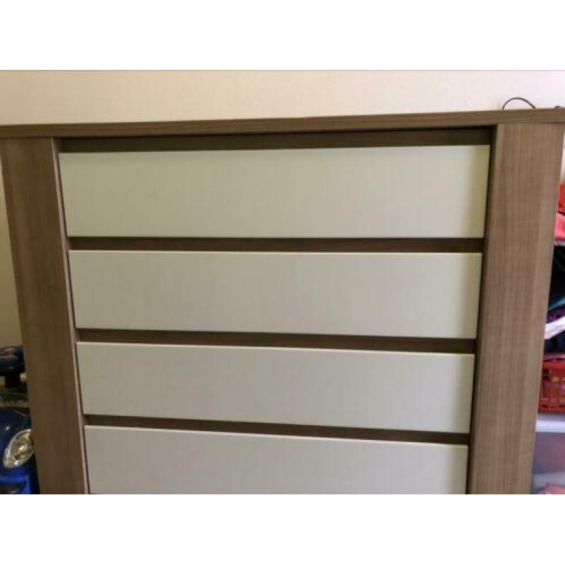 Commode kast met plank