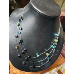 Erg leuke vrolijke ketting met mooi gekleurde blokjes.