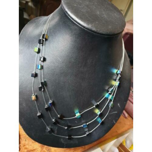 Erg leuke vrolijke ketting met mooi gekleurde blokjes.