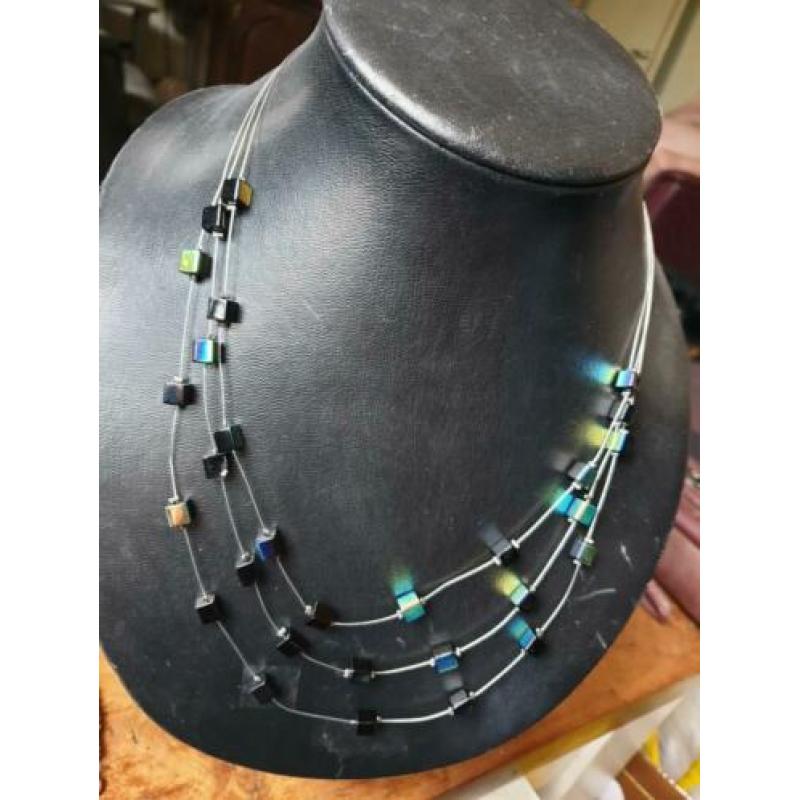 Erg leuke vrolijke ketting met mooi gekleurde blokjes.