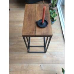 Robuuste industriële/retro bijzettafel.