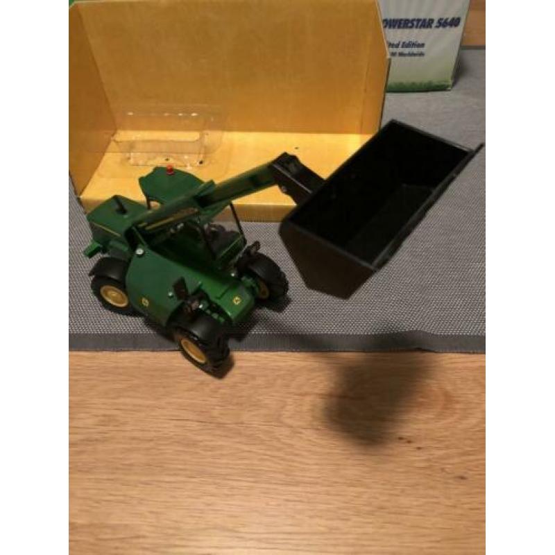 John Deere Telehandler 1:32