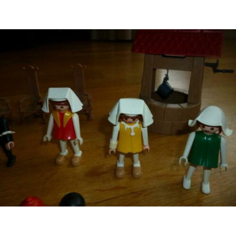 Vintage Playmobil. 1974. Waterput, poppetjes, stoelen.