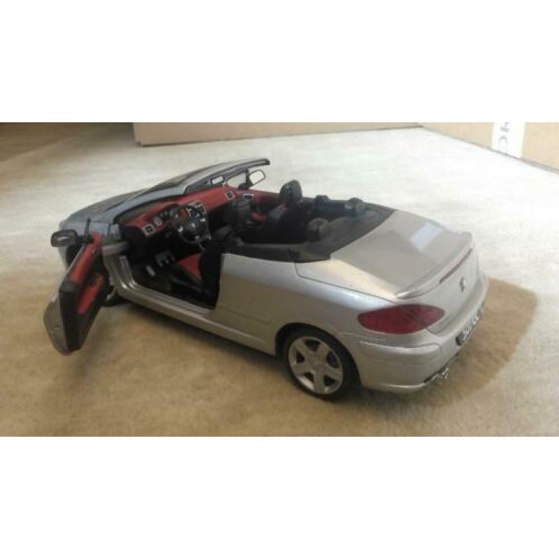 Peugeot 307 CC 1:18 zilvergrijs schaalmodel Solido