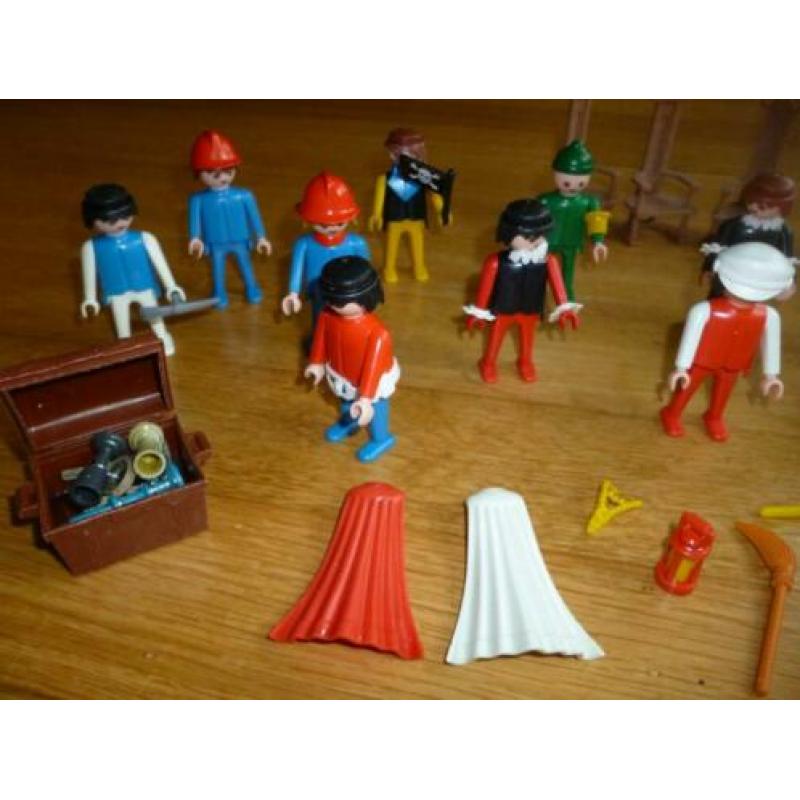 Vintage Playmobil. 1974. Waterput, poppetjes, stoelen.