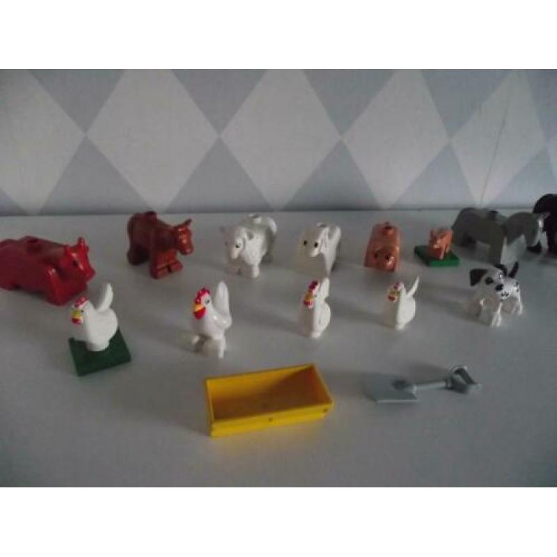 Te koop Duplo set: 13 boerderij dieren + trog / spade