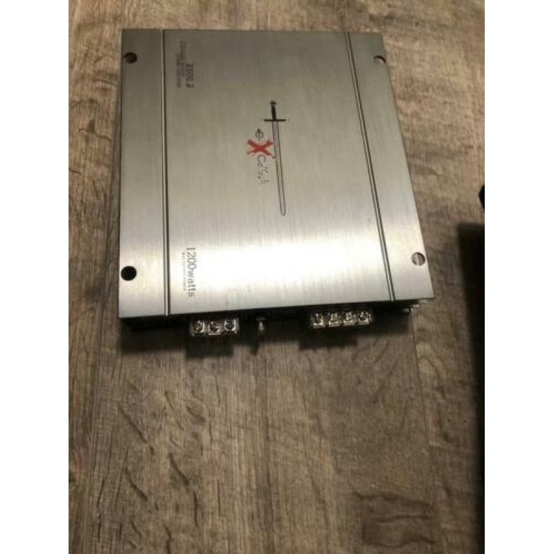 JBL 1000w woofer Passend in BMW318 + versterker