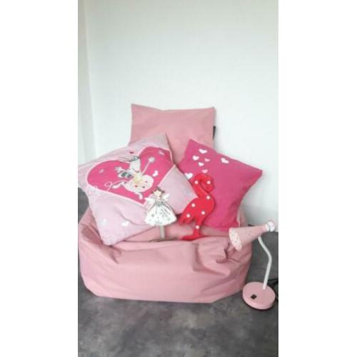 Mooie complete set met zitzak als aankleding meidenkamer