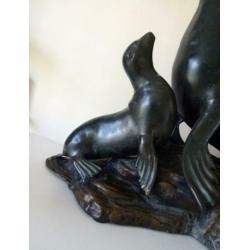 Bronzen beeld van zeehond met jong bruingrijze tint 0673-b