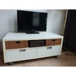 Ikea tv-meubel (wit, 2 lades + 2 rieten manden)