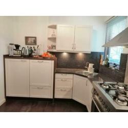 Complete keuken met apparatuur, kasten en natuurstenenblad