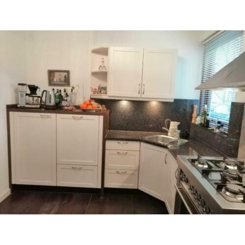 Complete keuken met apparatuur, kasten en natuurstenenblad
