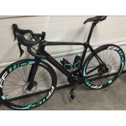 FFWD (Fast Forward) F4D in speciale Bianchi uitvoering! Disc