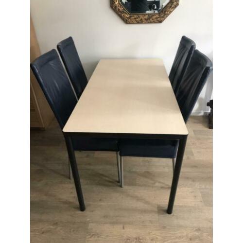 Eettafel met 6 stoelen