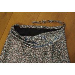 Leuke rok grijs met witte blaadjes en blauwe bloemetjes