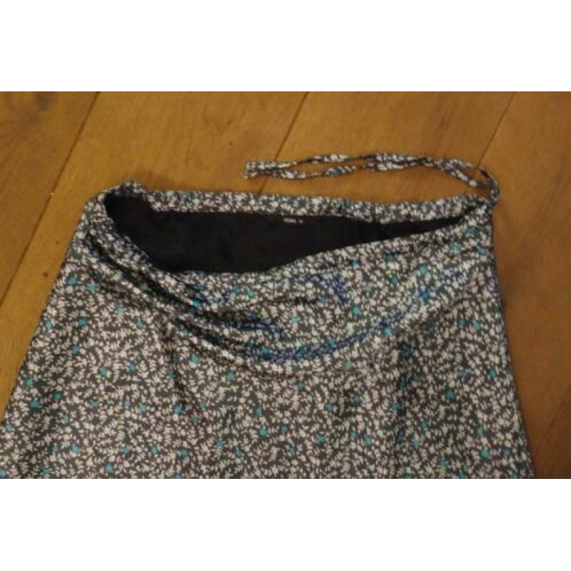 Leuke rok grijs met witte blaadjes en blauwe bloemetjes