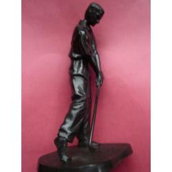 bronzen beeldje-golfer. mooi gestyleerd.