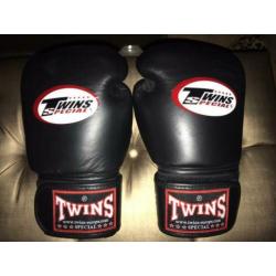 Twins kick/boks handschoenen + scheendekkers NIEUW Set