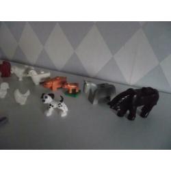 Te koop Duplo set: 13 boerderij dieren + trog / spade