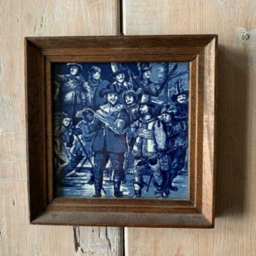 Mooi Delfts blauw tegeltje van Rembrandt. De Nachtwacht.