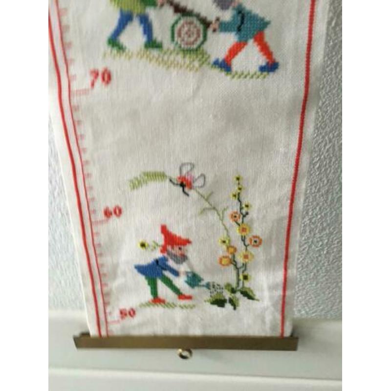 Geborduurd meetlint voor de kinderkamer.