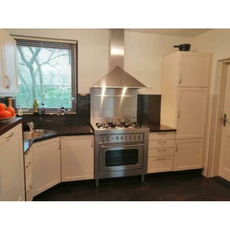 Complete keuken met apparatuur, kasten en natuurstenenblad