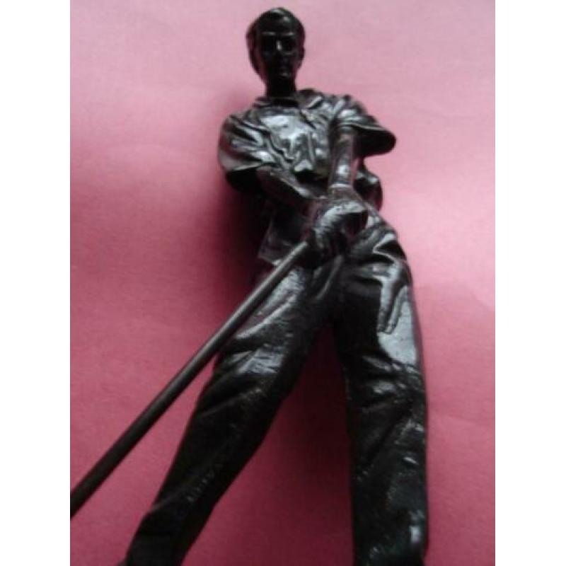 bronzen beeldje-golfer. mooi gestyleerd.