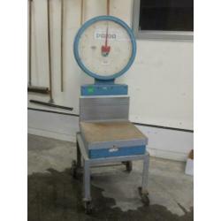 Grote vintage weegschaal prior op wielen