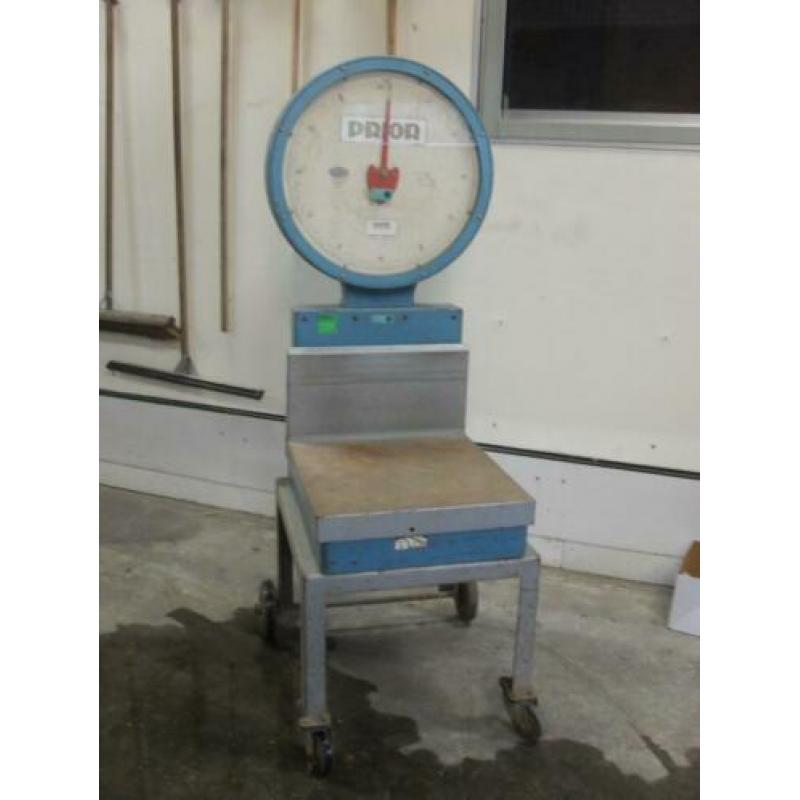 Grote vintage weegschaal prior op wielen
