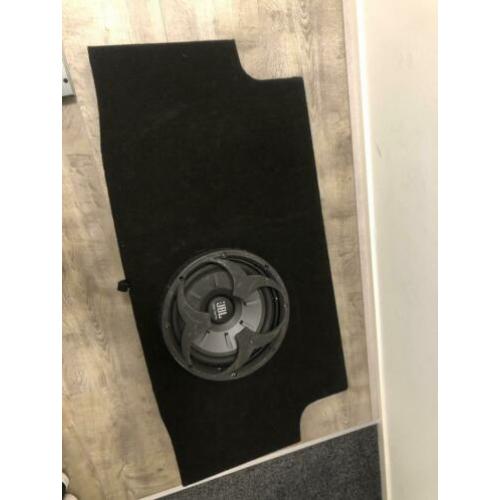 JBL 1000w woofer Passend in BMW318 + versterker