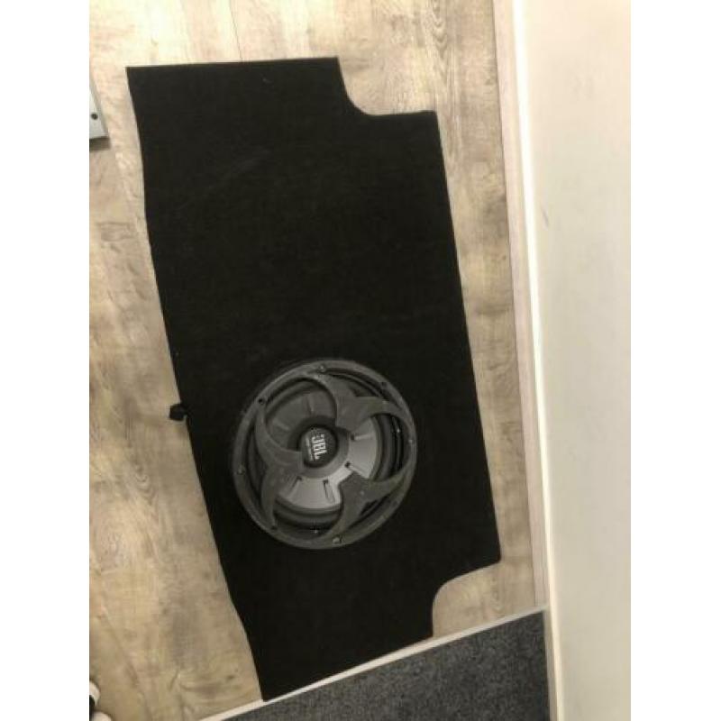 JBL 1000w woofer Passend in BMW318 + versterker